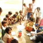 Séance de dessin dans un orphelinat au Cambodge Séance de dessin dans un orphelinat au Cambodge