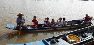 enfants dans un bateau mission humanitaire au cambodge