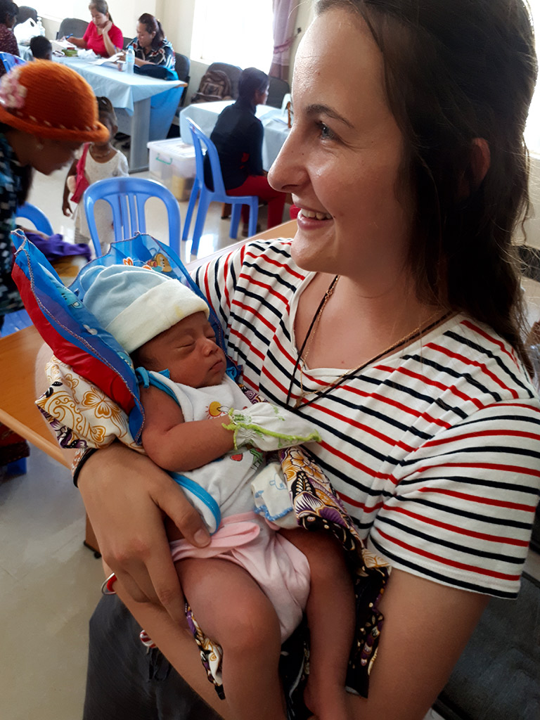 etudiante humanitaire au camboge avec bebe