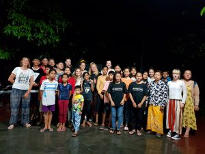 groupe de personnes mission humanitaire au cambodge