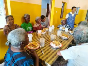 groupe de personnes assises mission humanitaire a madagascar