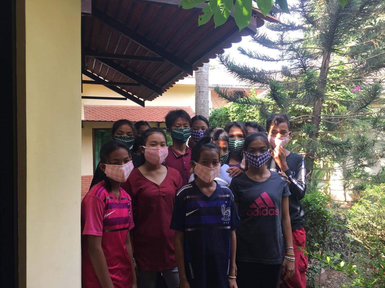 enfants cambodgiens avec un masque pour faire face au virus