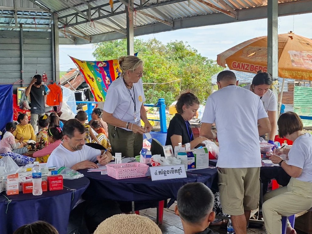 mission humanitaire cambodge préparation des médicaments